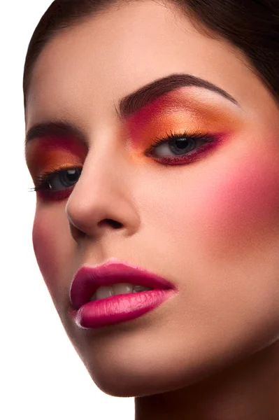 Close-up retrato de beleza do modelo com blush e lábios rosa — Fotografia de Stock