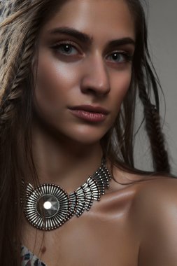 Yakın çekim moda örgüler ve pe ile genç binici kadın portresi