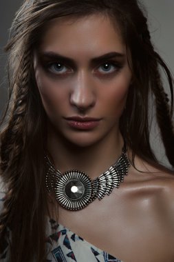 Yakın çekim moda portre esmer büyük gözleri ve kolye