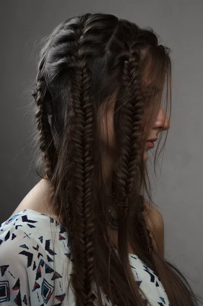 Profiel portret van de vrouwelijke brunette mode met vlechten — Stockfoto