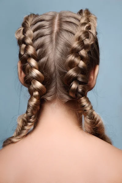 Modelo de belleza con trenzas de espalda — Foto de Stock