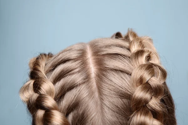Nahaufnahme blonde Haare mit Zöpfen — Stockfoto