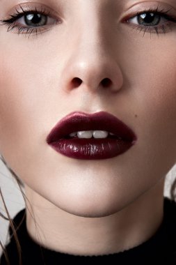 Kız vinous dudaklı