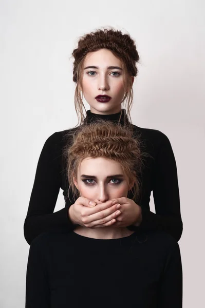 Mädchen bedeckt den Mund ihrer Schwester — Stockfoto