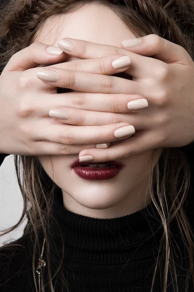 Mani che coprono il viso della ragazza di bellezza — Foto Stock
