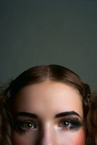 Bruneta krása na tmavém pozadí — Stock fotografie