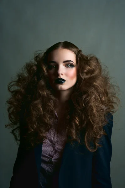 Curly brunette vrouwelijke model met zwarte lippen — Stockfoto