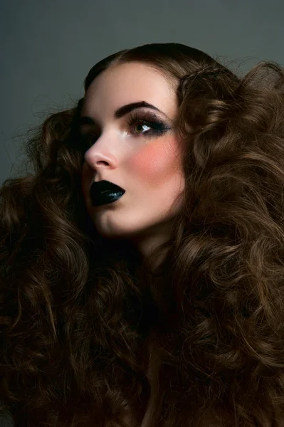 Lockig brunett tjej med svarta läppar — Stockfoto