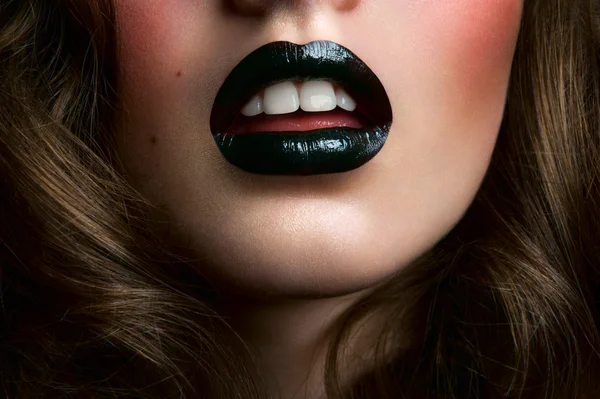 Menina com lábios pretos e dentes brancos — Fotografia de Stock