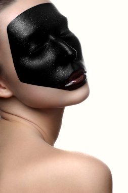 Karanlık yüz ve kapalı gözler güzellik kadın modeli