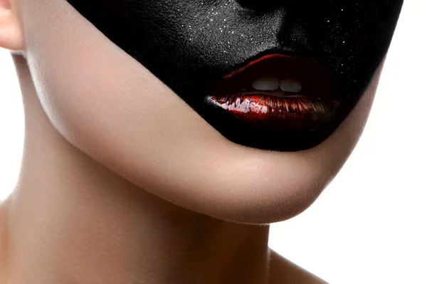 Zbliżenie piękna dziewczyna z ciemnej twarzy i błyszczące usta — Zdjęcie stockowe