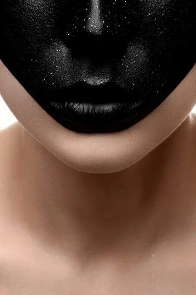 Primer plano belleza cara oscura con labios negros — Foto de Stock