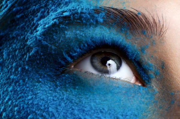 Ojo de cerca con maquillaje azul — Foto de Stock