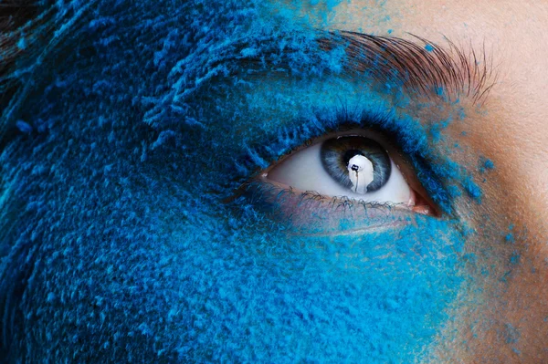 Menina de beleza de moda com neve azul — Fotografia de Stock