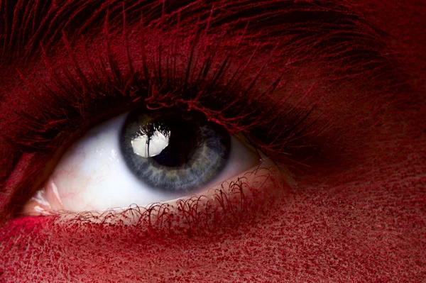 Occhio di bellezza con trucco della pelle rosso scuro — Foto Stock