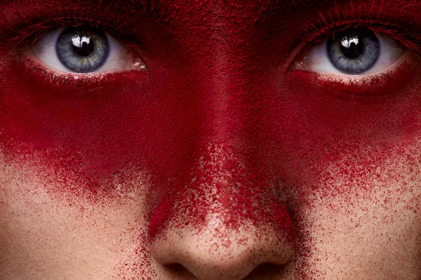 Schoonheid donker rode make-up op gezicht van vrouwelijke model — Stockfoto