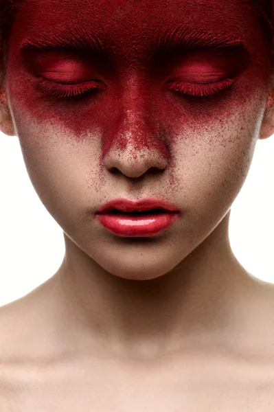 Tinta vermelha no rosto da menina de beleza — Fotografia de Stock