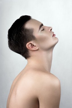 Profilde terliyor erkek modeli