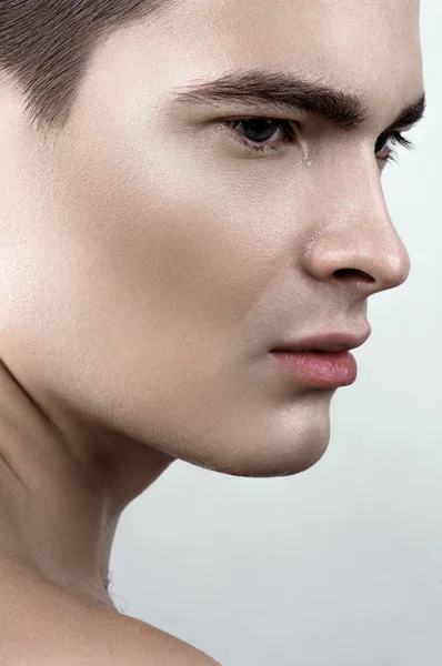 Beleza transpirando modelo masculino — Fotografia de Stock