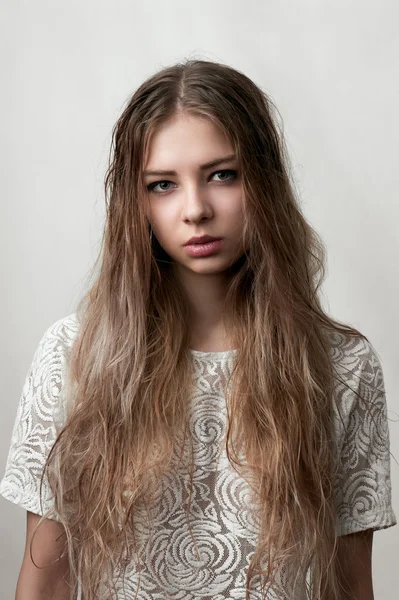 Mode Schönheit weibliches Modell mit nassen Haaren und Spitzenshirt — Stockfoto