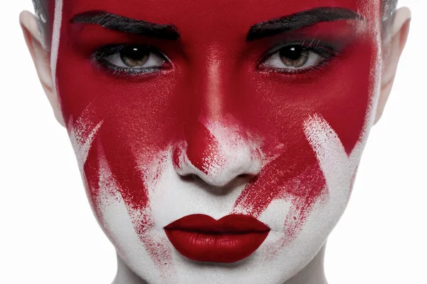 Flicka med röda läppar och blod på ansikte — Stockfoto