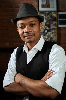 Afrika blues müzisyeni şapka ile