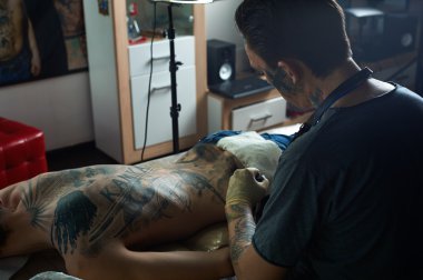 Dövme master Studio. Arkadan görüntülemek