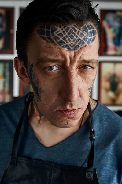 Retrato de close-up de mestre de tatuagem em estúdio — Fotografia de Stock