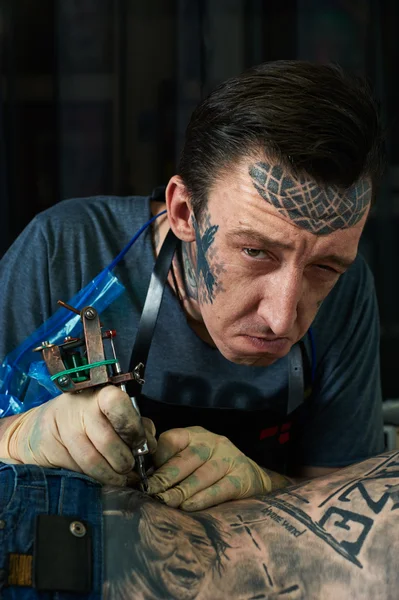 Portrait of freaky tattoo master — Stock Photo, Image