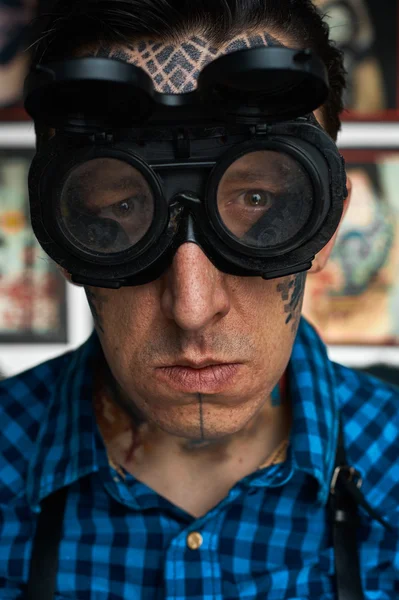 용접기 안경에 문신 마스터의 초상화 — 스톡 사진