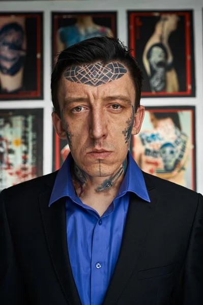 Porträtt av tatuerare i svart kapade och skjorta — Stockfoto
