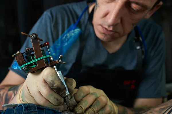 Tatuaggio artista al lavoro — Foto Stock