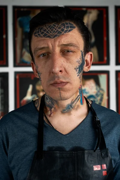 Artysta tatuażu w czarny skórzany fartuch w studio — Zdjęcie stockowe