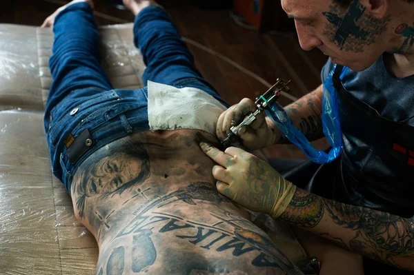 Καλλιτέχνης τατουάζ τελειώνει ένα τατουάζ — Φωτογραφία Αρχείου