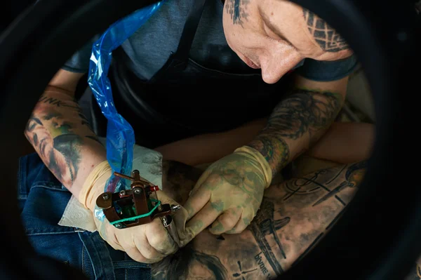 Artista de tatuajes en estudio. Primer plano. —  Fotos de Stock