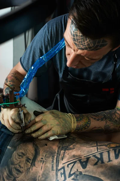 Maître de tatouage termine un tatouage — Photo