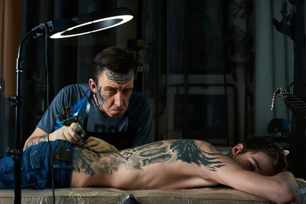 Tattooist makes faces — Stock Photo, Image