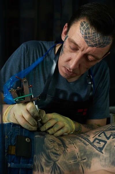 Портрет татуировщика — стоковое фото