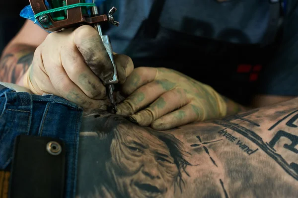 Mani di lavoro del maestro del tatuaggio — Foto Stock