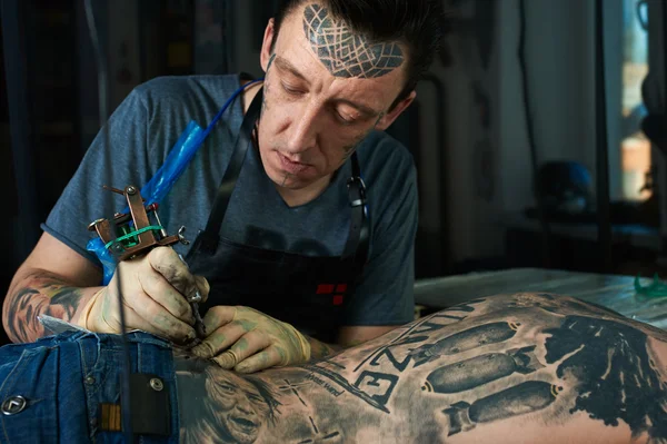 Maestro del tatuaje en estudio — Foto de Stock