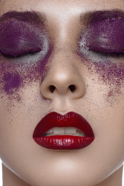 Piękna skóra, czerwone usta i fioletowy makijaż — Zdjęcie stockowe