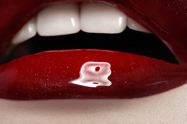 Makro czerwone usta makijaż — Zdjęcie stockowe