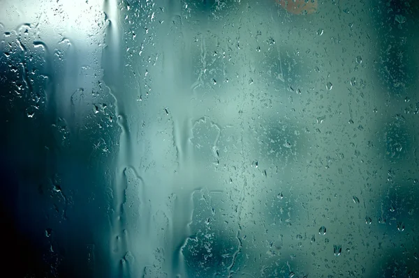 Naturliga regnet droppar på fönster — Stockfoto