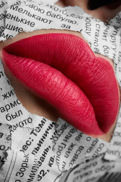 Belleza labios rosados y periódico en la cara — Foto de Stock