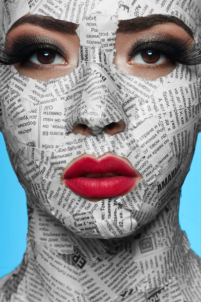 Modelo de beleza com jornal no rosto — Fotografia de Stock