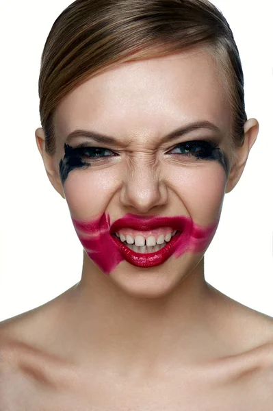 Beaury kwaad meisje met eng glimlach. Vlekkerig Mascara en lippenstift — Stockfoto