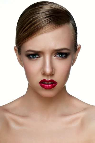Beleza jovem modelo feminino com olhos fumegantes com emoções negativas — Fotografia de Stock
