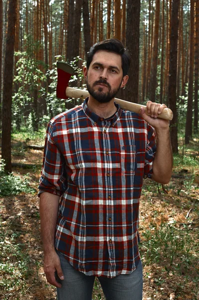 Schwerer Holzfäller im Wald — Stockfoto