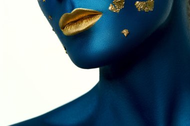 mavi deri ve altın dudaklar güzellik model. Cadılar Bayramı makyaj