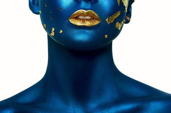 Schönheit halloween Mädchen mit blauer Haut und goldenen Lippen — Stockfoto